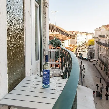 Chic 1-bed Flat With Balcony, View And Workspace, 5mins To Santa Justa Lift 아파트 *