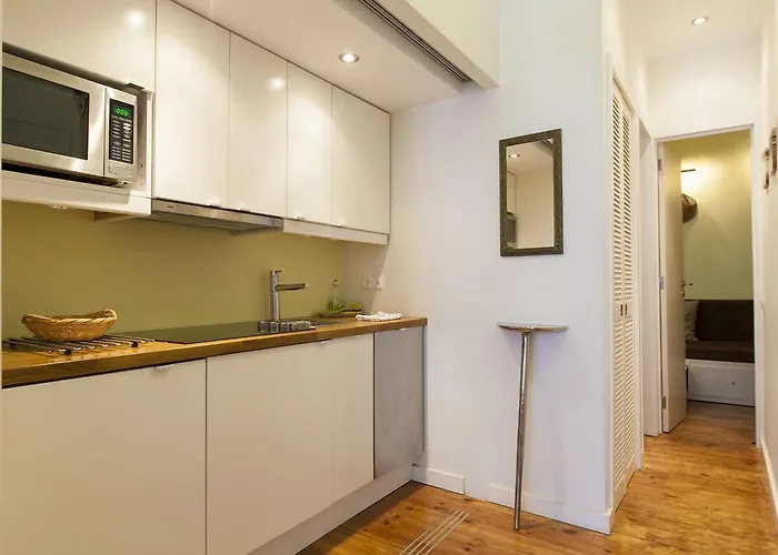 Apartmán Chic 1-bed Flat With Balcony, View And Workspace, 5mins To Santa Justa Lift *